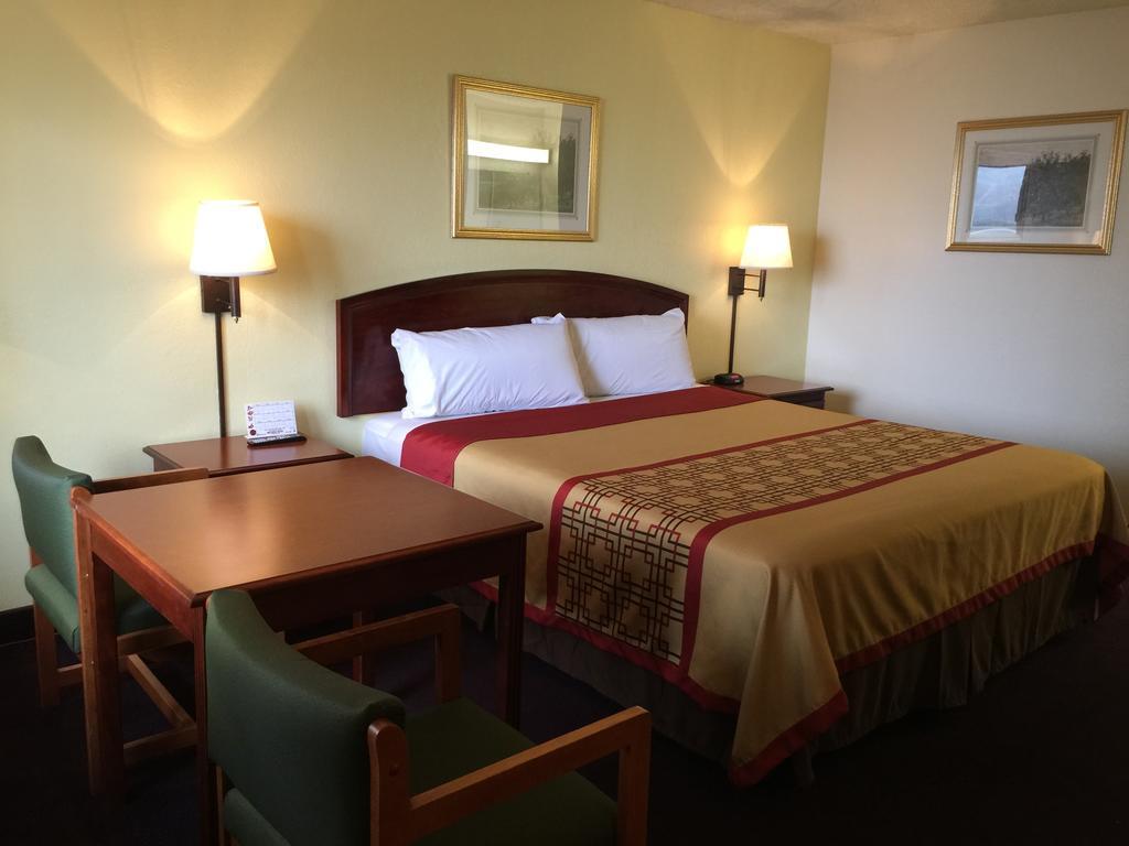 Super 8 By Wyndham Bakersfield/Central Værelse billede