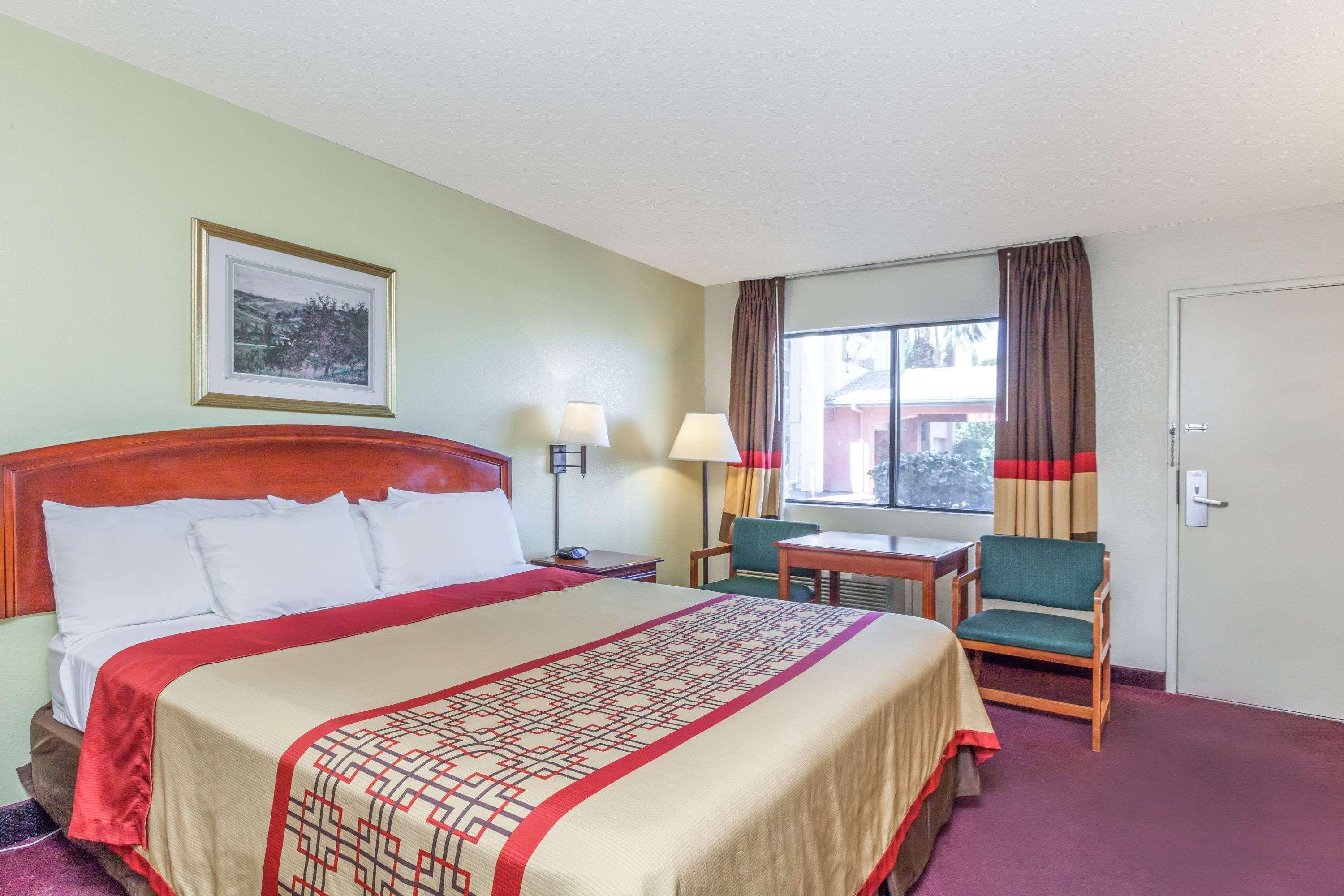 Super 8 By Wyndham Bakersfield/Central Eksteriør billede