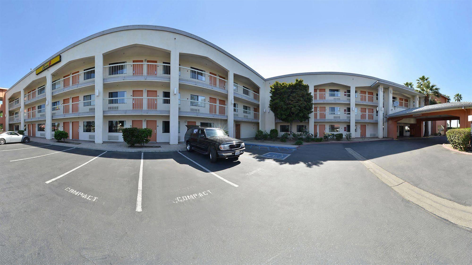 Super 8 By Wyndham Bakersfield/Central Eksteriør billede
